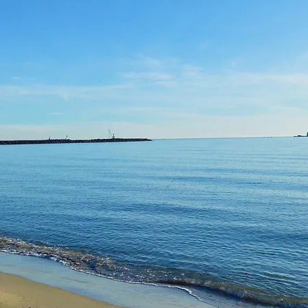 2 Pieces Avec Climatisation Et Parking A 50m De La Au Cap D'agde - Fr-1-249-396